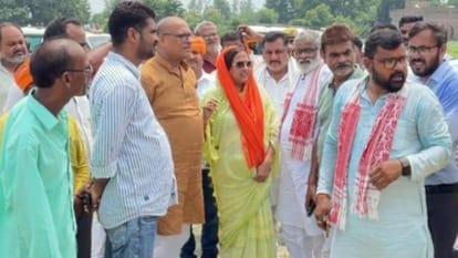 कार्यक्रम स्थल पर तैयारियों का जायजा लेते भाजपाजन।