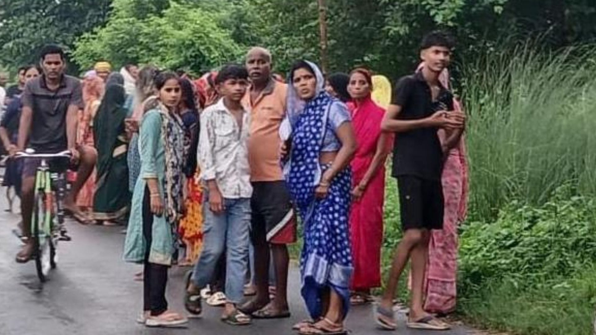 खेत के पास लगी स्थानीय लोगों की भीड़।