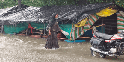लोहापीटी समाज की झोपड़ियों में जलभराव