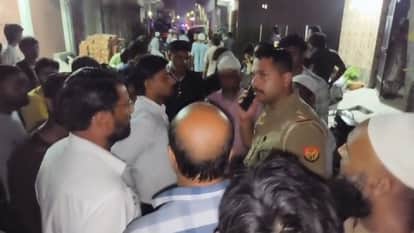 मौके पर लगी भीड़ और पहुंची पुलिस।