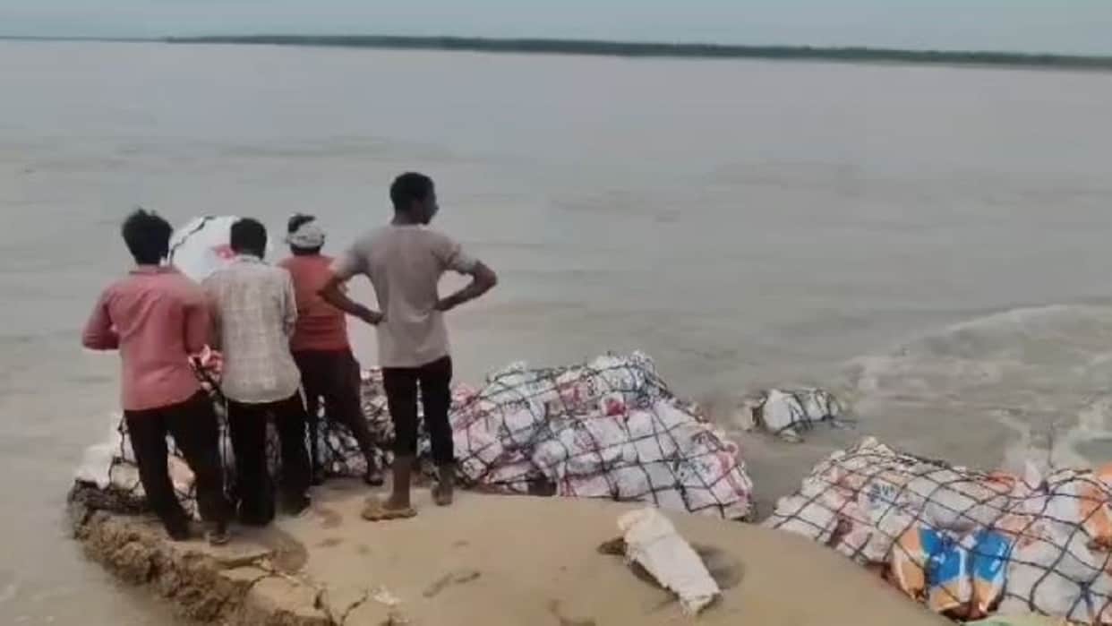 Mohana River water level rises river reaches the doorsteps of homes in Lakhimpur kheri