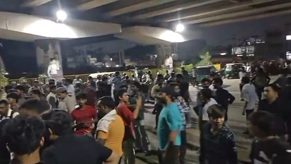 Man injured in road accident dies angry relatives block service road demand arrest of accused driver in Farida