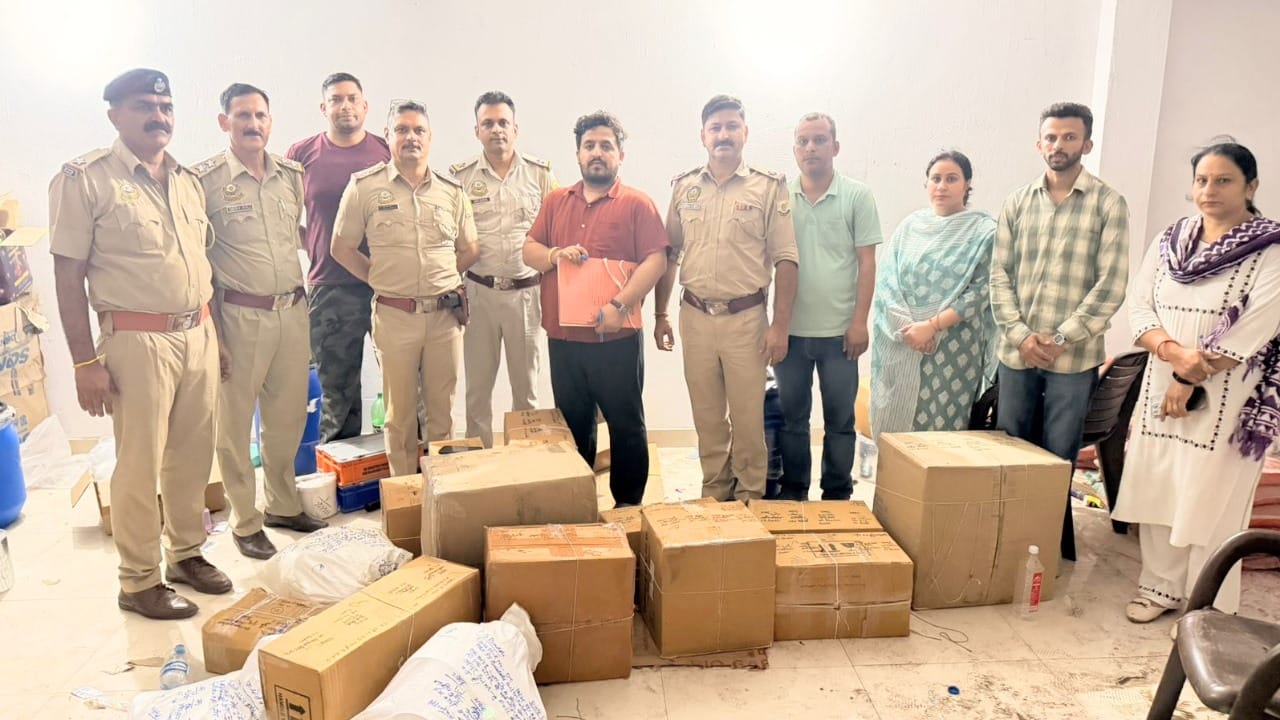 पकड़ी गई नशीली दवाइयोंके साथ ड्रग विभाग व पुलिस की टीम ।