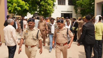 न्यायालय परिसर में पुलिस अधिकारी।