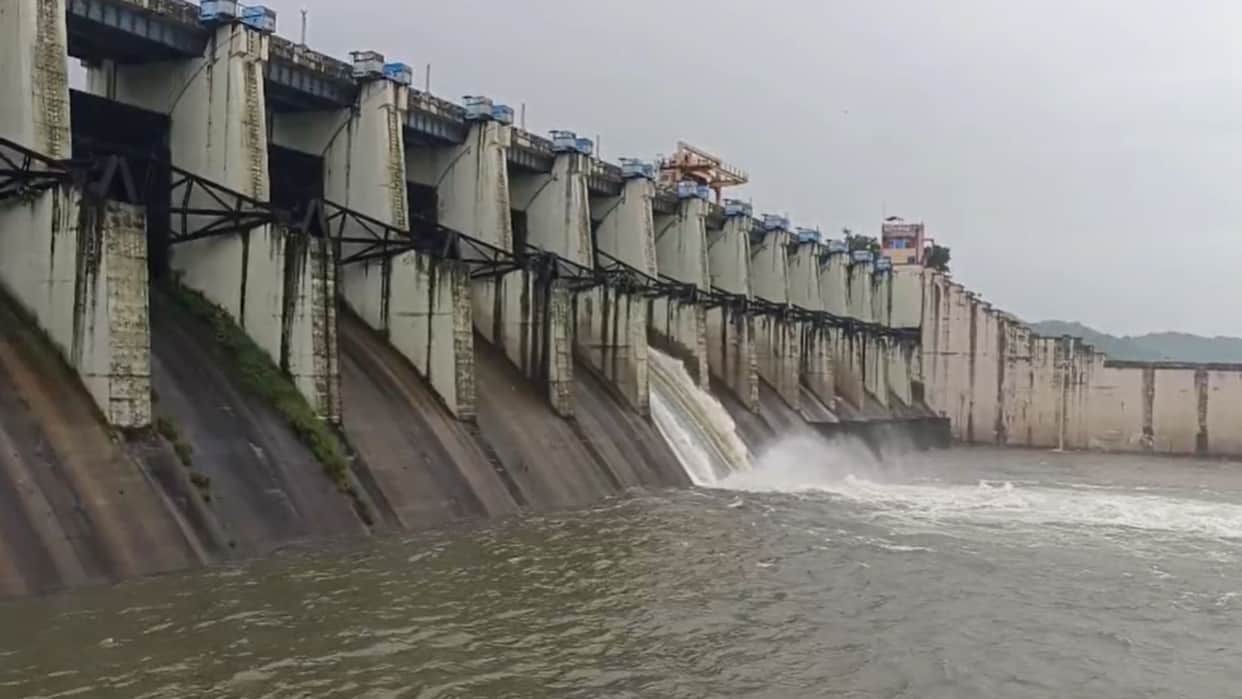 Obra Dam One gate opened due to rising water levels after heavy rain alert issued for riverside area sonbhadra