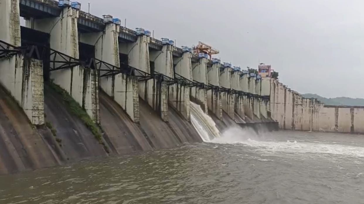 Obra Dam One gate opened due to rising water levels after heavy rain alert issued for riverside area sonbhadra