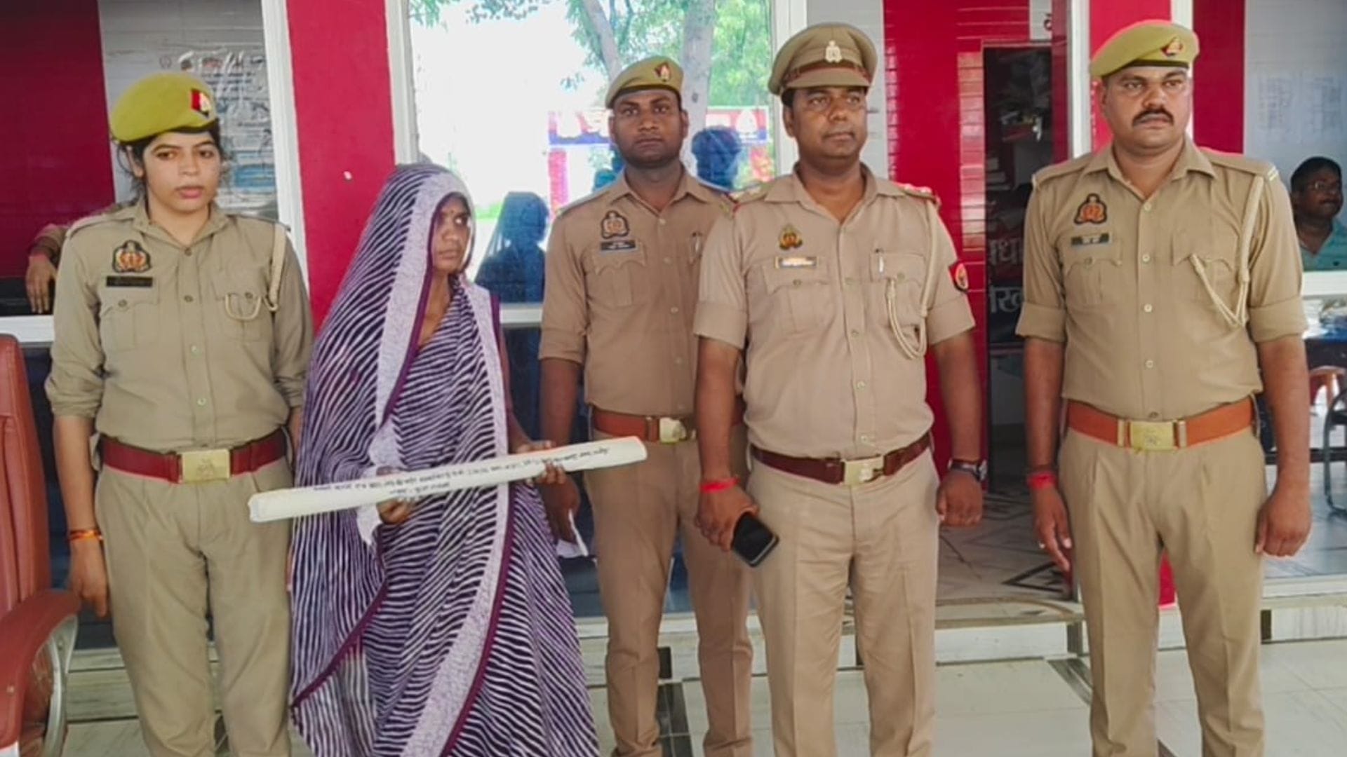पुलिस की गिरफ्त में आरोपी महिला।