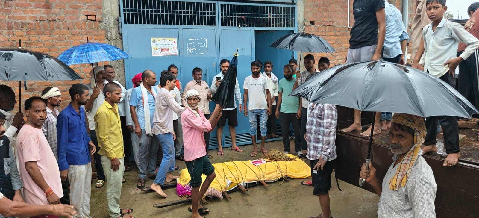 प्रधान के दरवाजे पर रखा शव