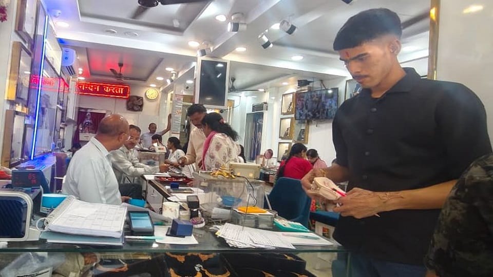 पिथौरागढ़ नगर के पुराना बाजार में एक दुकान में आभूषणों की खरीदारी के लिए पहुंचे लोग।