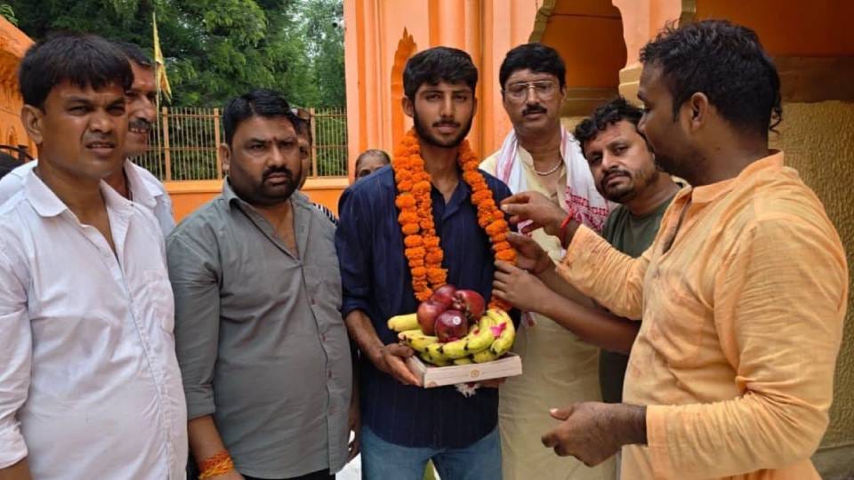 पृथ्वीनाथ मंदिर में दर्शन-पूजन के बाद लक्ष्य रायचंदानी को बधाई देते लोग।