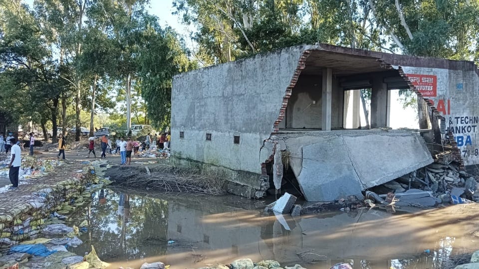 दर्द का एक साल:पठानकोट में 365 दिन बाद भी नहीं भरे बाढ़ के जख्म, कई पीड़ित अब भी मुआवजे के इंतजार में - Flood Wounds In Pathankot Remain Unhealed Even After One