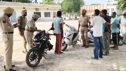 माैके पर जांच करते पुलिसकर्मी