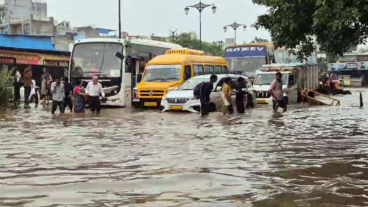 बारिश में क्यों डूब रहे शहर? कचरा प्रबंधन की कमजोरी से बढ़ रहा जलभराव का संकट