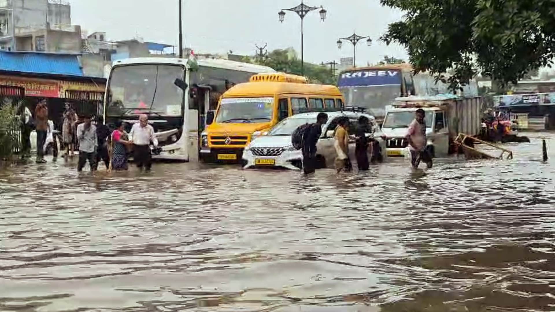 बारिश में क्यों डूब रहे शहर?