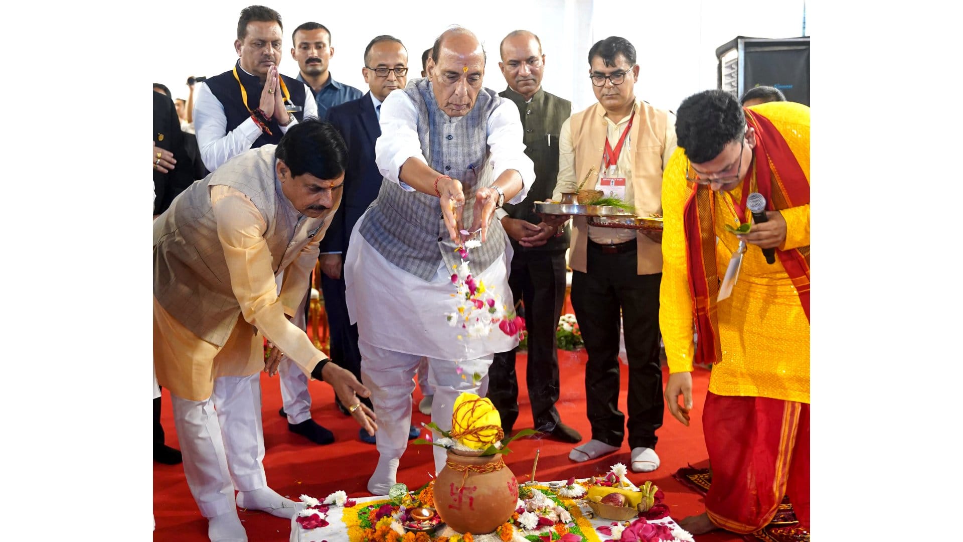 रक्षा मंत्री राजनाथ सिंह और सीएम मोहन यादव ने टी सीरीज टैंक ओवरहाल प्रोजेक्ट का भूमि-पूजन किया।