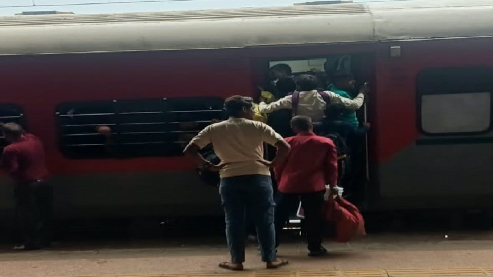 Trains Overcrowded On Rakshabandhan