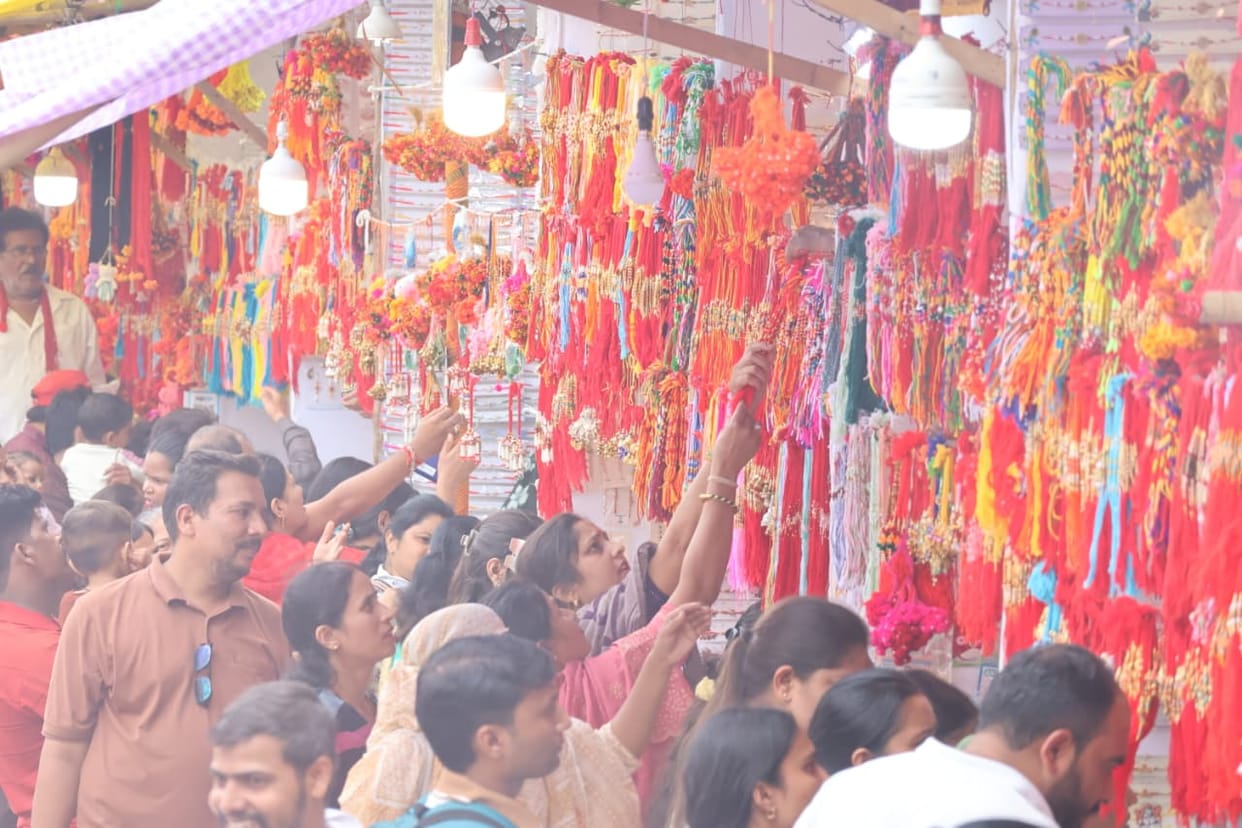 Indore: Markets bustle with activity due to the Rakhi festival; brisk shopping witnessed; city bus service to