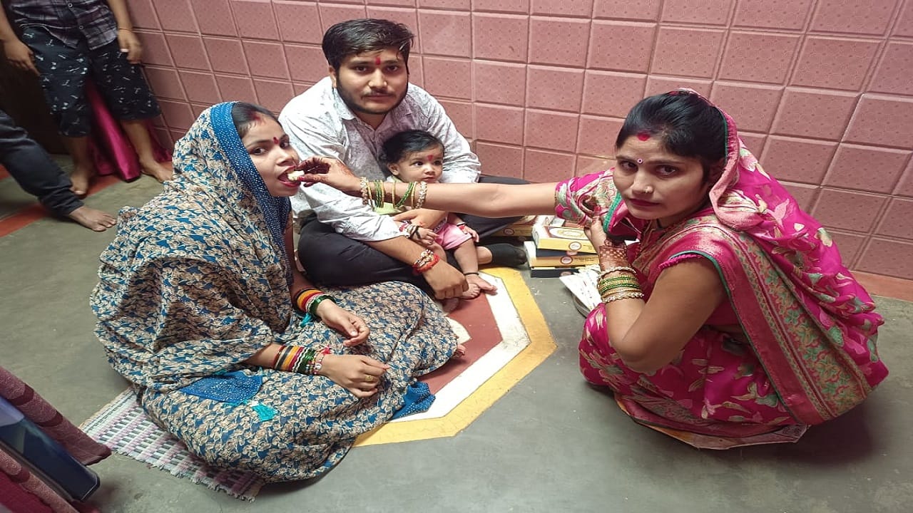 रक्षाबंधन का पर्व मनाते भाई-बहन व परिजन