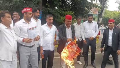 सीएम का पोस्टर जलाया।