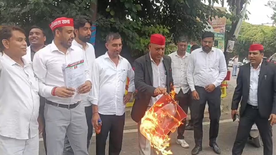 UP: CM's poster burnt in Meerut; case registered against 13 SP Advocates' Wing members; raids conducted