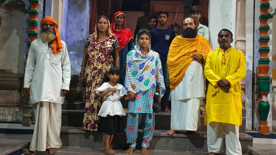 सिंह वाहिनी मंदिर पर पुरोहित के साथ मौजूद बरखा