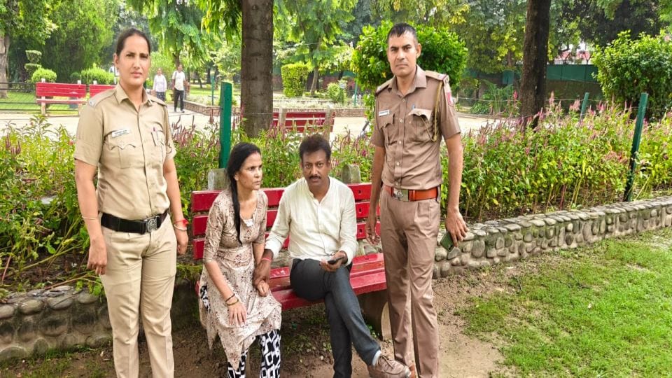 सुखना लेक से पुलिकर्मी ने बचाई महिला की जान