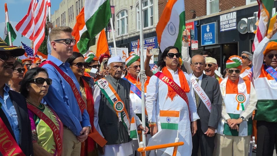 Non resident Indians took out Tiranga Yatra in chicago in america chief guest Devkinandan Thakur
