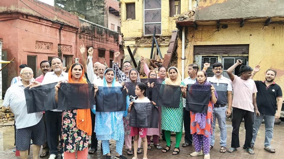 Sindhi community staged protest with black flags following collapse of temple building