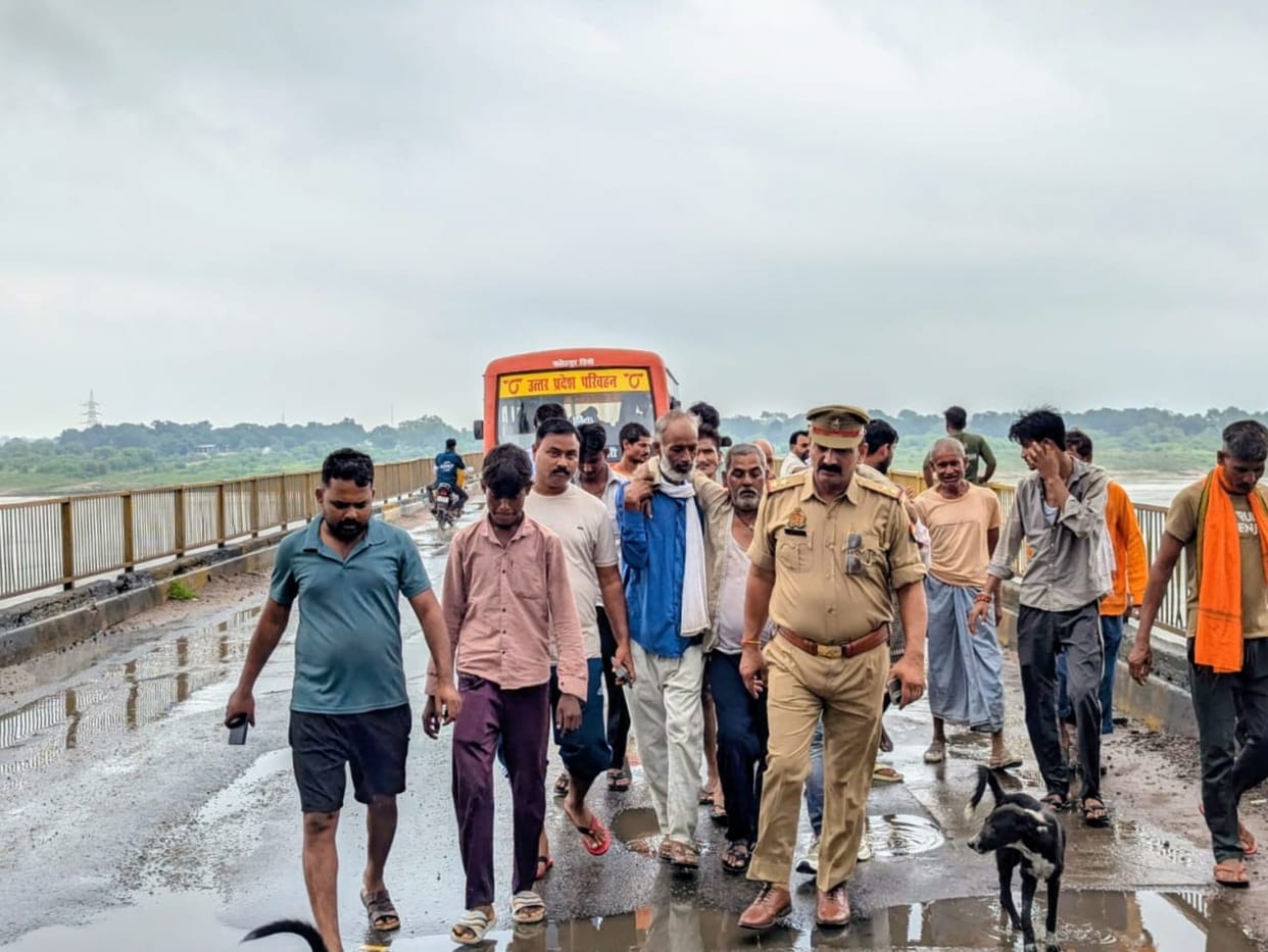Elderly Man Jumps From Yamuna Bridge, Rescued by Divers