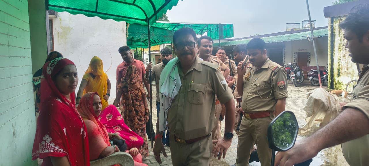 अस्पताल में मौैजूद पुलिस और परिजन
