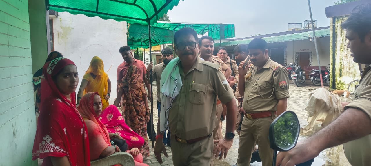 अस्पताल में मौैजूद पुलिस और परिजन