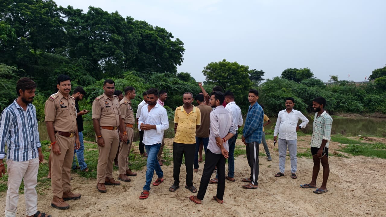 बच्ची की तलाश में जुटे गोताखोर व पुलिस