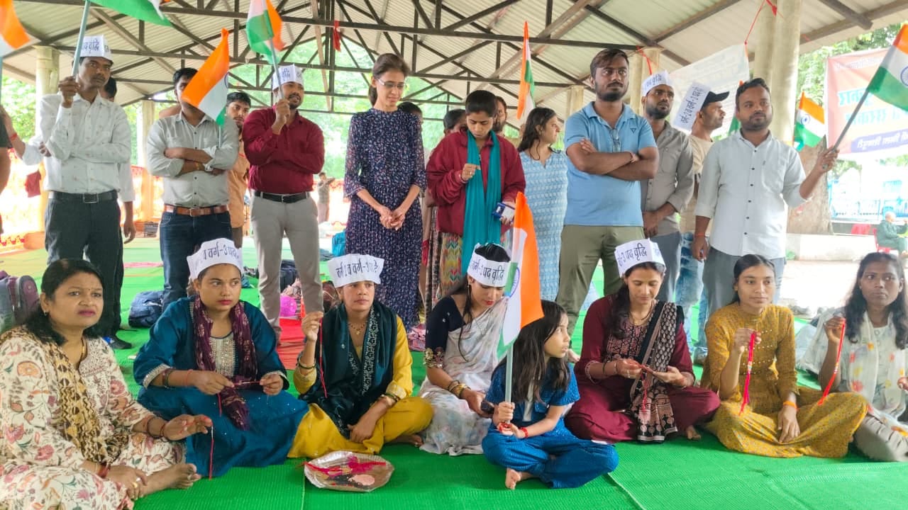 धरने पर बैठे अभ्यर्थी