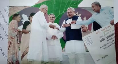तत्कालीन सीएम नीतीश कुमार से सम्मान ग्रहण करते कवि सत्यनारायण (फाइल फोटो)