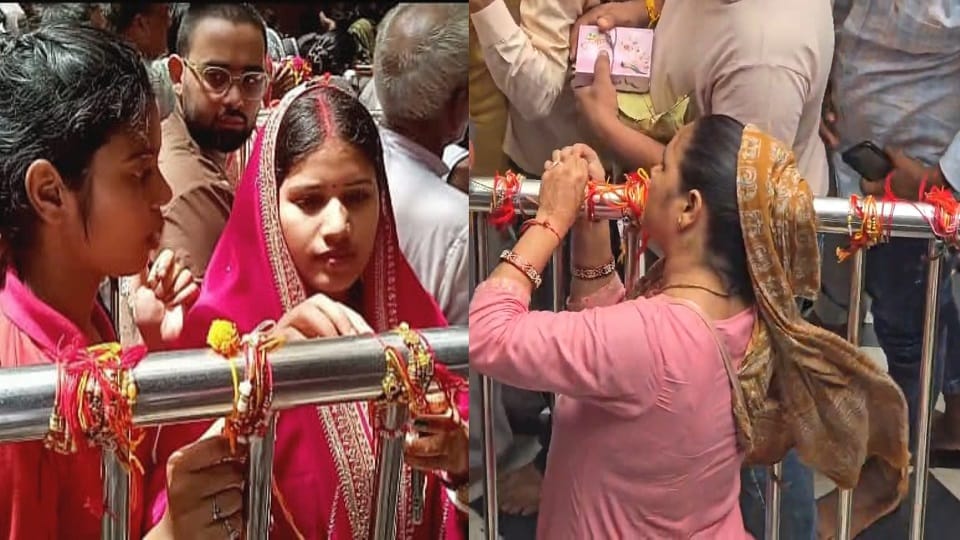 बांकेबिहारी मंदिर में ठाकुरजी को राखी बांधने पहुंची बहनें।