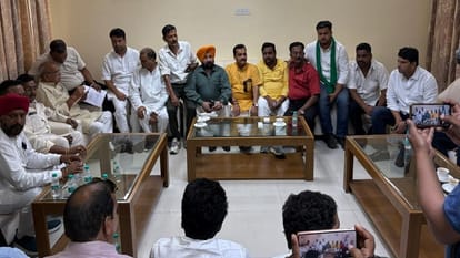 बंद को लेकर सर्किट हाउस में बैठक करते व्यापारी।