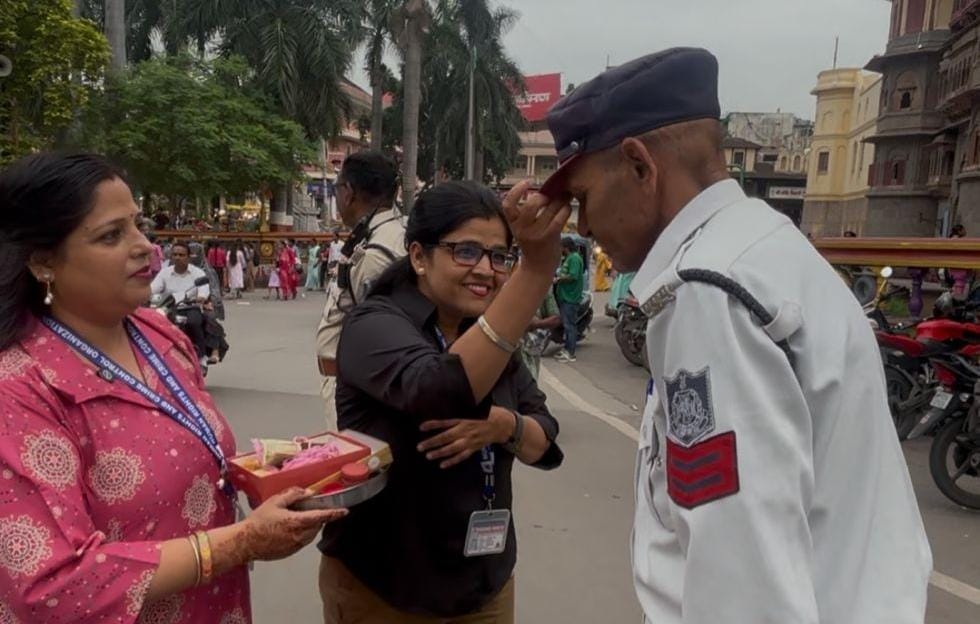 ड्यूटी पर तैनात पुलिसकर्मियों को राखी बांधती महिलाएं