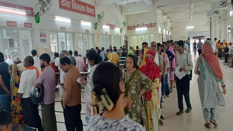 एसएन मेडिकल कॉलेज के हड्डी रोग विभाग में मरीजों की संख्या बढ़ने लगी है
