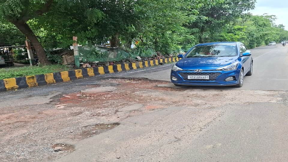 Potholed Roads Pose Challenge for Raksha Bandhan Travelers Agra UP