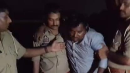 घायल बदमाश को अस्पताल ले जाती पुलिस।