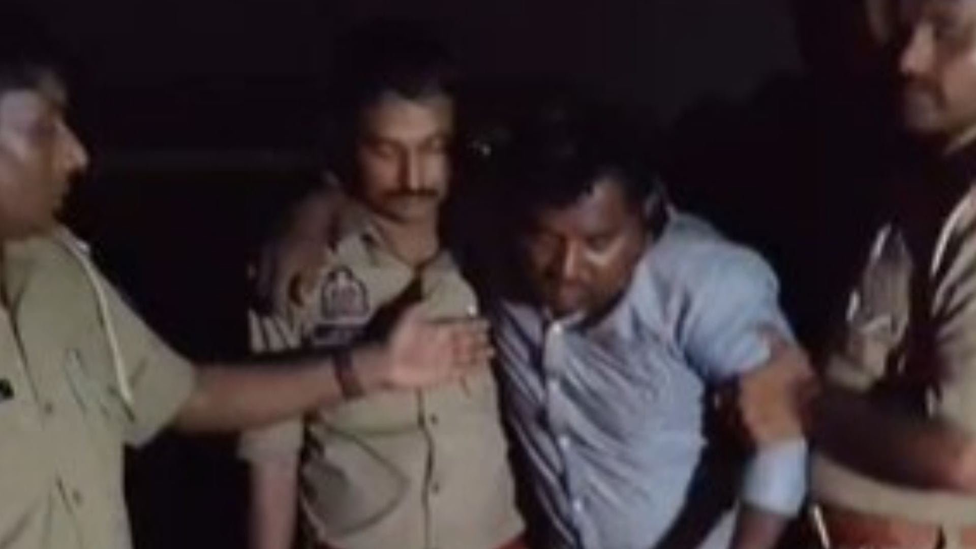 घायल बदमाश को अस्पताल ले जाती पुलिस।