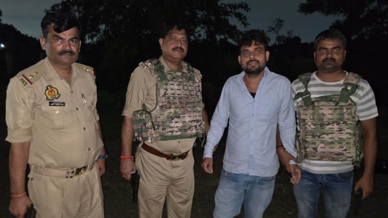Encounter in Varanasi Chain snatcher injured robbed woman after pushing her arrested