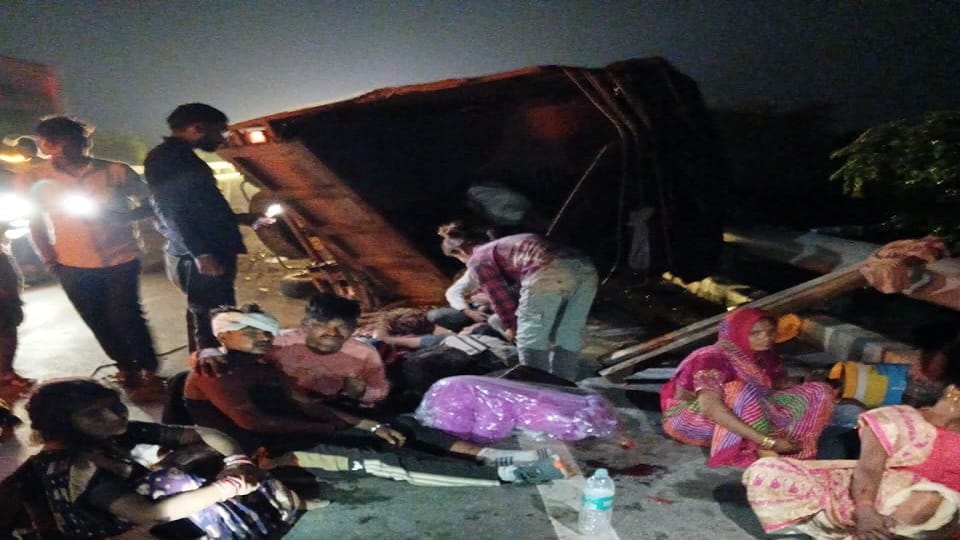 22 Passengers Injured as Truck Hits Pickup on Southern Bypass in Agra UP