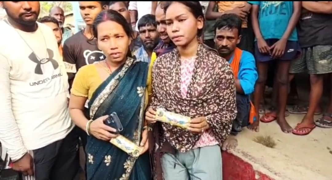 हाथ में राखी लेकर भाई की तलाश में निकली बहन।