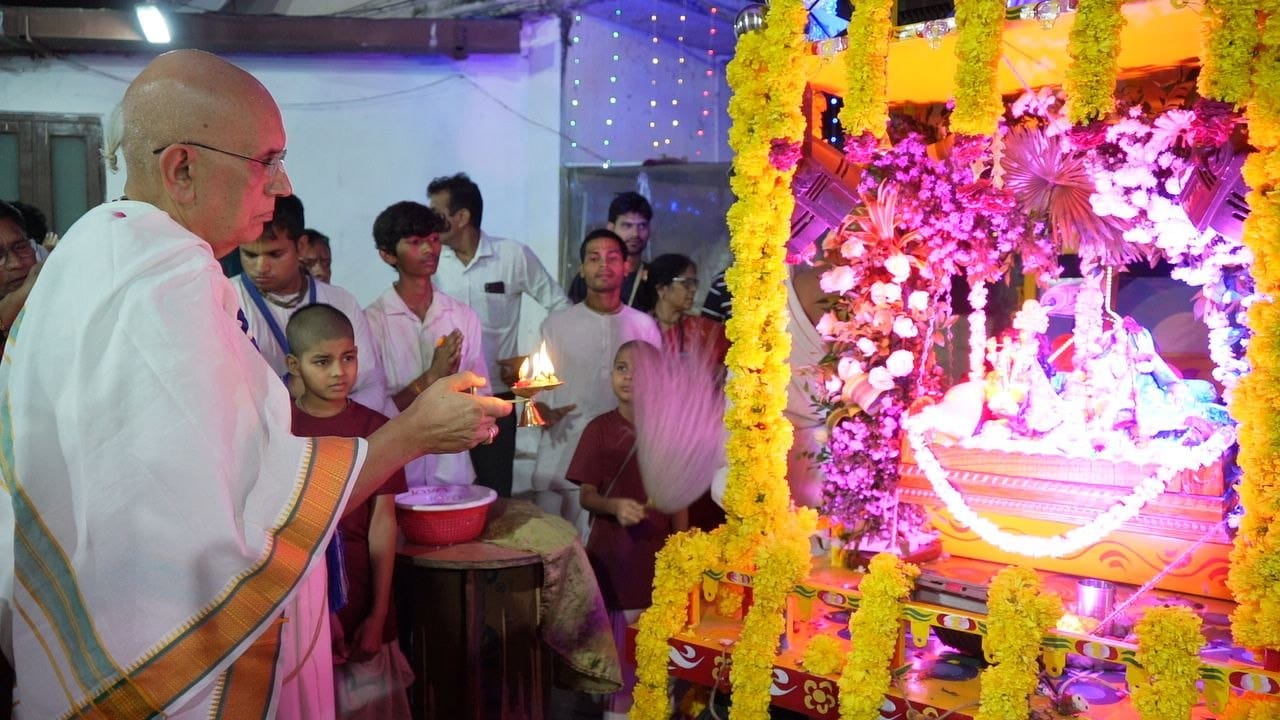 indore-news-iskcon-temple-celebrates-balram-purnima-and-jhulan-yatra-conclusion