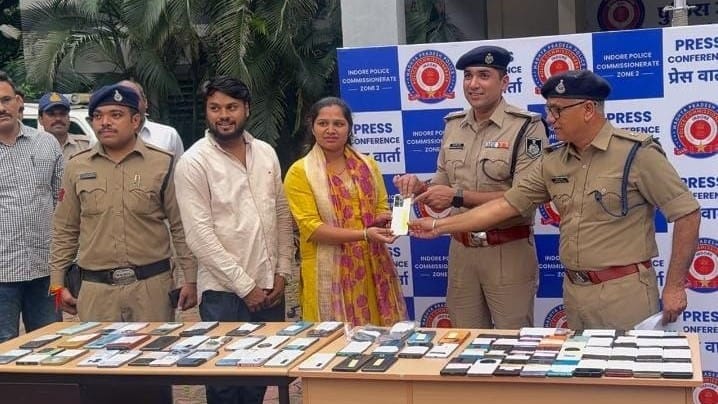 indore-news-crime-branch-recovers-stolen-mobile-phones-on-rakhi