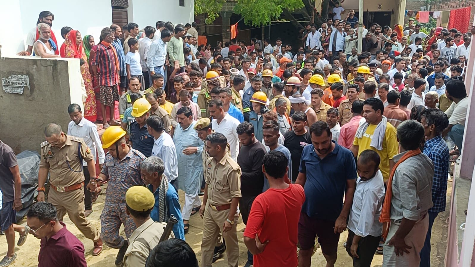 जमीन धंसने से गड्ढे में समाई युवती की मौत