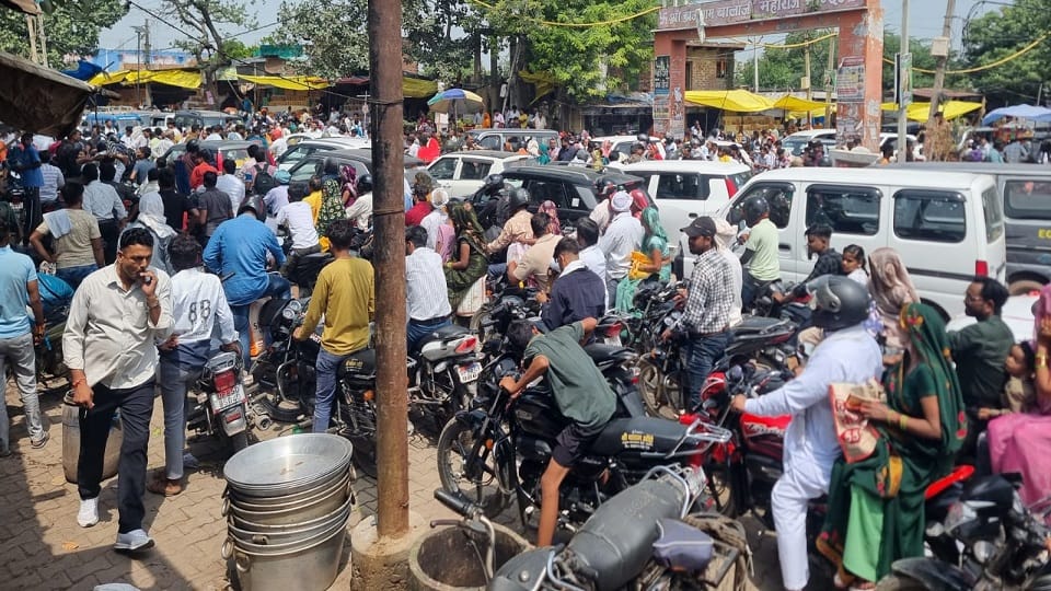 Two-Kilometre Traffic Jam Disrupts Raksha Bandhan Travel Between Awarni and Narhauli, Mathura UP