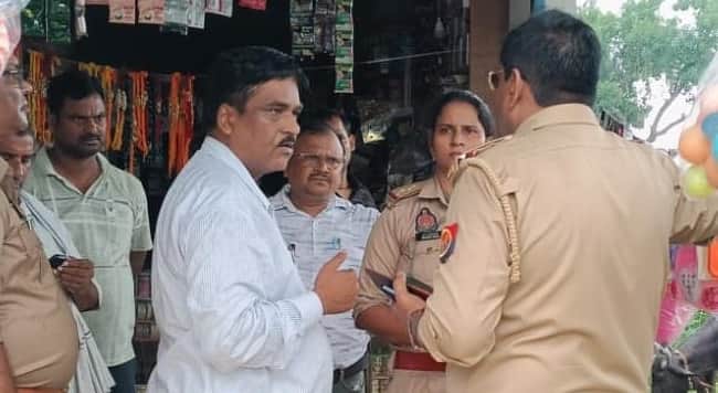 मामले में पूछताछ करती पुलिस