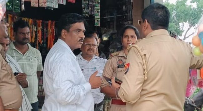 मामले में पूछताछ करती पुलिस